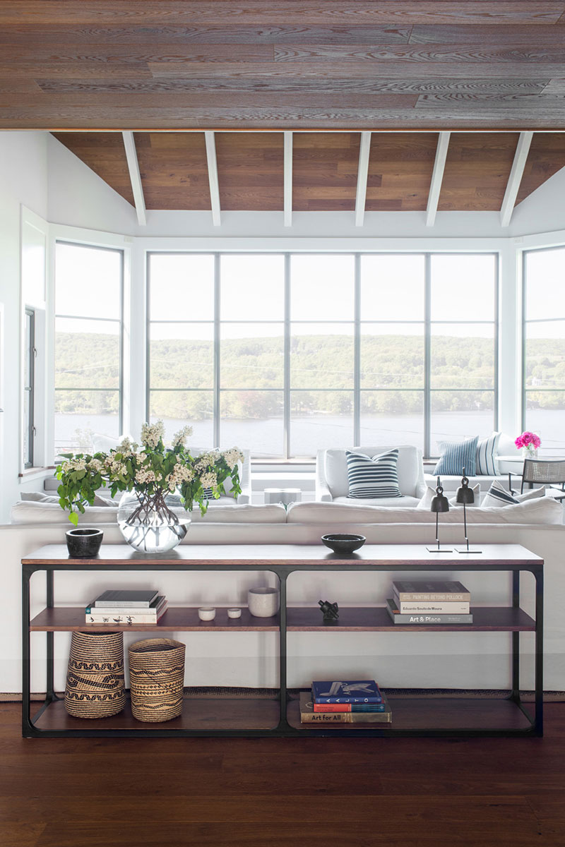 Очаровательный дом у озера со светлыми интерьерами в США Очаровательный дом у озера со светлыми интерьерами в США американский стиль,вид из окна,деревянный дом,Дом у озера,интерьер и дизайн