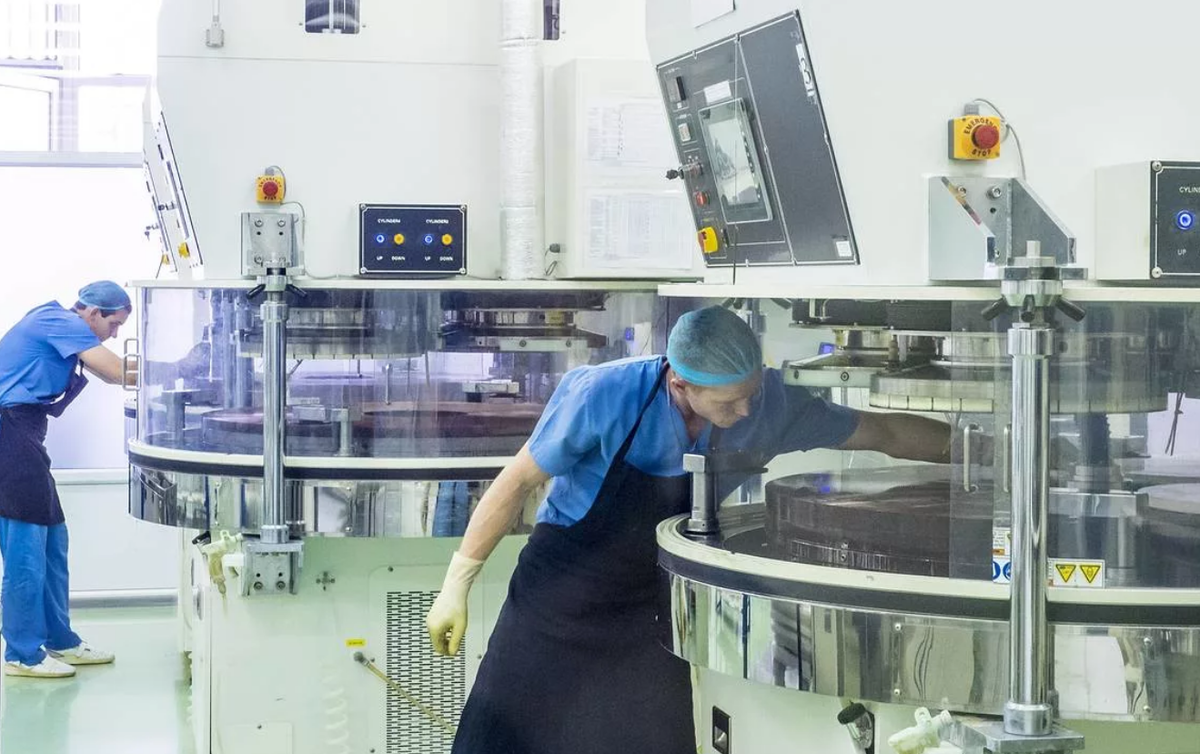 Российский завод "Монокристалл" Ставрополь, является одним из основных мировых производителей искусственного корунда (сапфира). Фото открытые файлы ТАСС