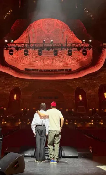 Иван Ургант показал фото с командой 