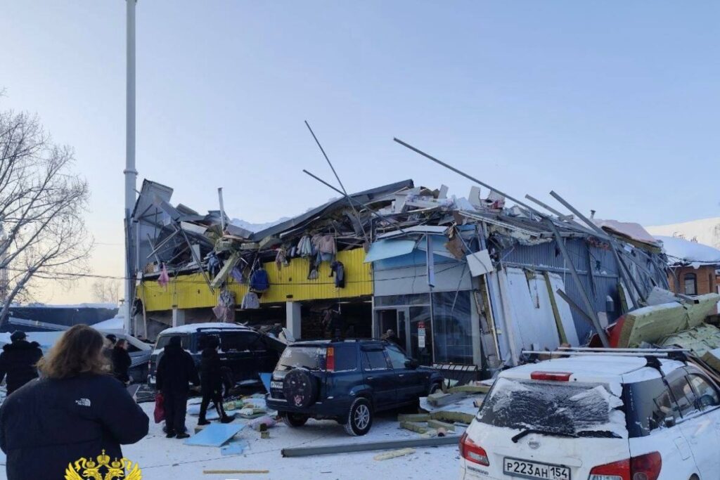 Крыша торгового центра обрушилась в Новосибирске, есть пострадавшие