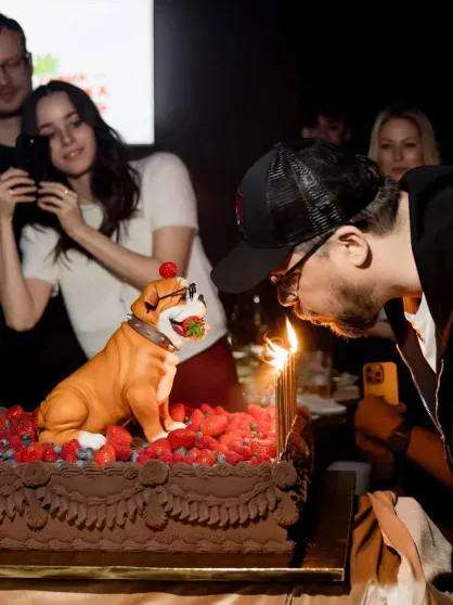 Гости из Comedy Club и торт в виде собаки: Катерина Ковальчук устроила вечеринку-сюрприз для мужа Гарика Харламова в честь его 45-летия Харламов, Гарика, Катерина, КовальчукГарик, рождения, Ковальчук, Гарик, именинника, юморист, Кравец, Марина, женат, Асмус, которой, ягодка, опять, Дорохов, устроила, ХарламовГарик, КовальчукСёстры