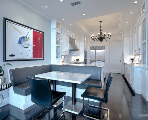 Обеденный стол занимает центральное место в интерьере уголка