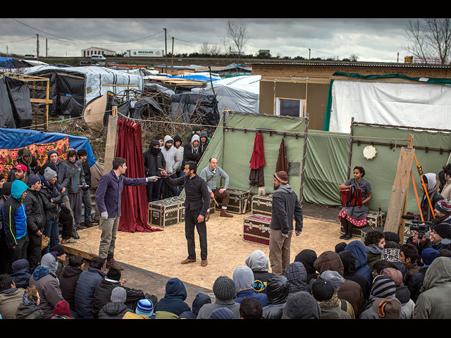 Лондонский "Глобус" показал "Гамлета" беженцам в Кале