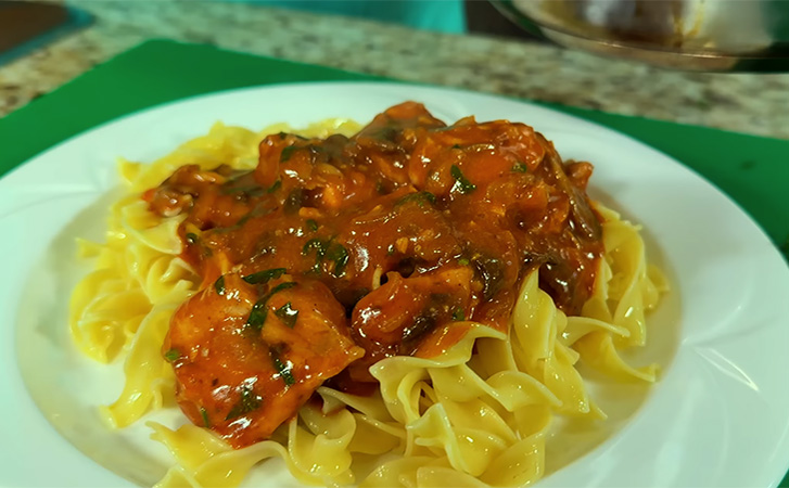 Венгерский гуляш из обычной курицы: до капли вымакивают даже подливку