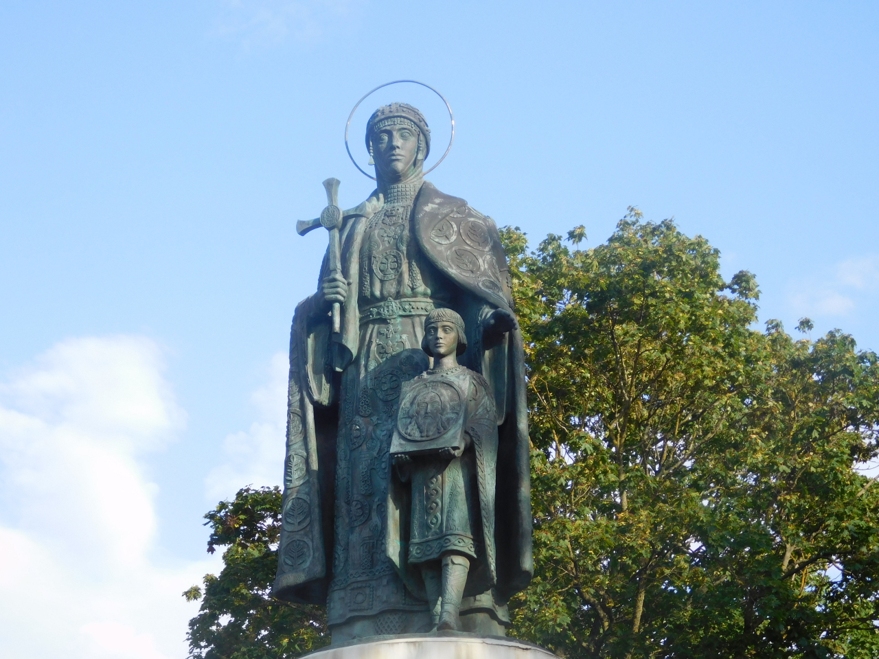Памятник равноапостольной княгине Ольге в Пскове