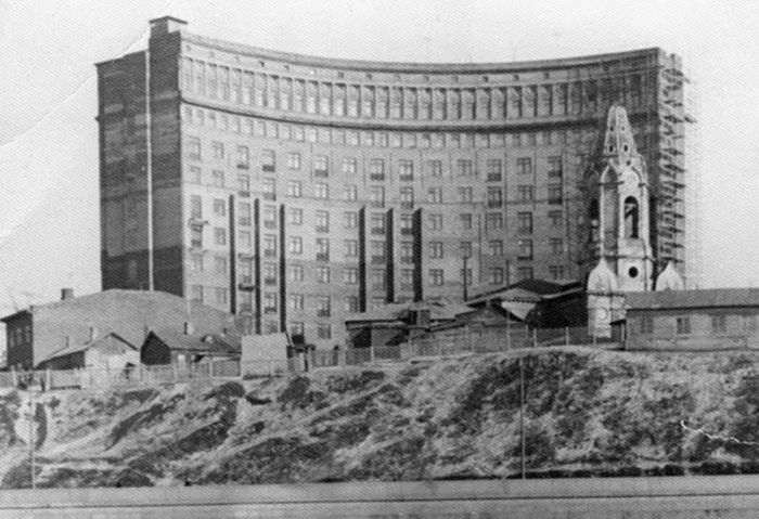 Храм Благовещения Богородицы уже обезглавлен, но пока не снесён. Храм Благовещения Богородицы уже обезглавлен, но пока не снесён.
