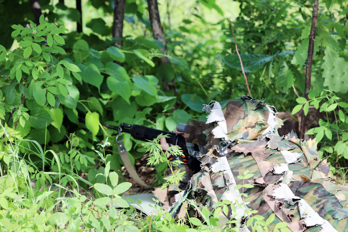 Снайперы армейского корпуса ВВО на Сахалине осваивают тактику поражения целей в лесной местности
