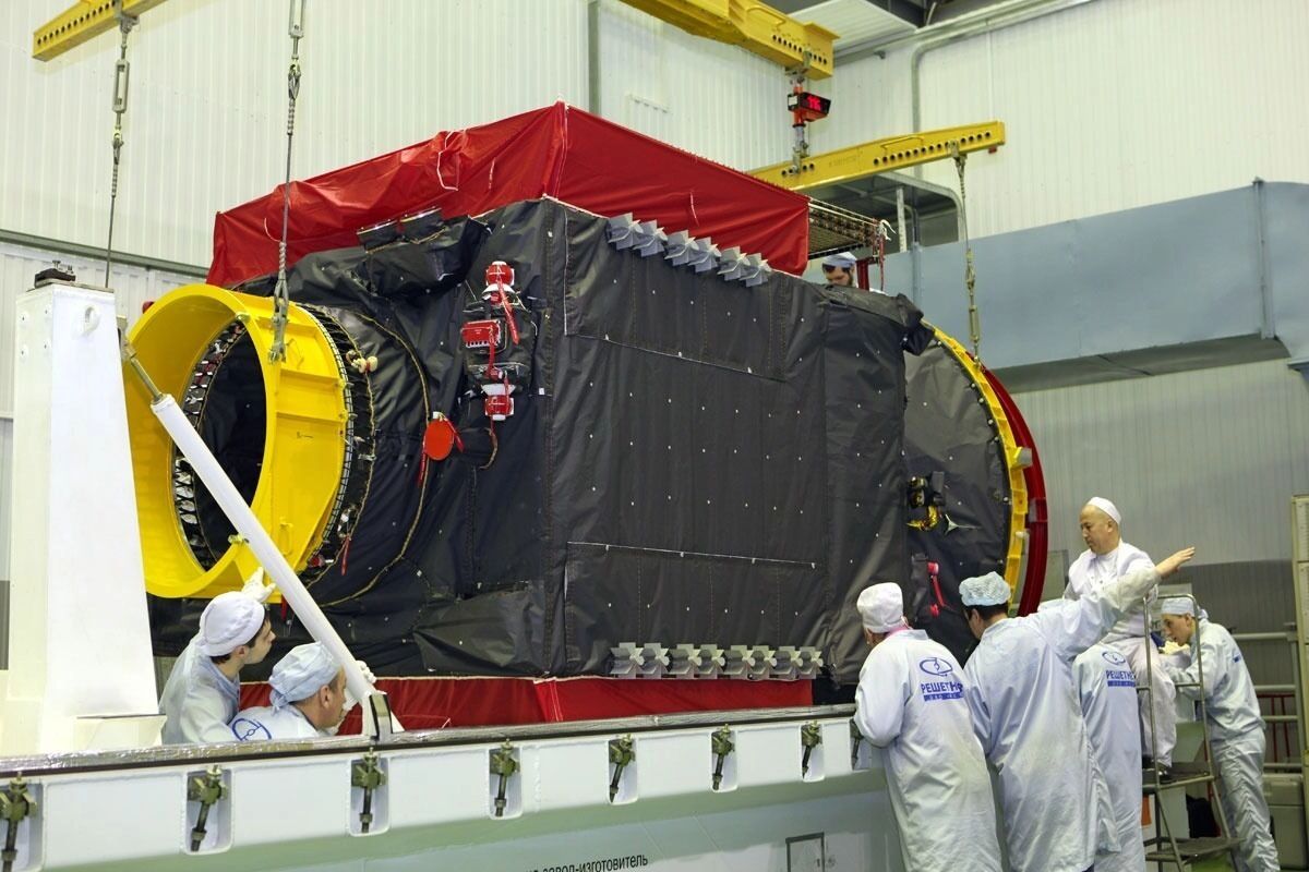 Сборка спутника «Экспресс-АТ2»