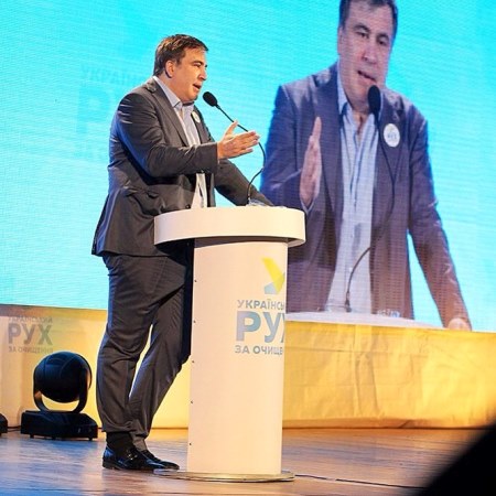 михаил саакашвили поразил публику политического форума своим странным видом. фото
