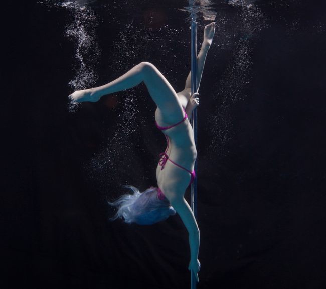 Танцовщиц на пилоне, которые задержали дыхание и приняли соблазнительные позы под водой пилон, под водой