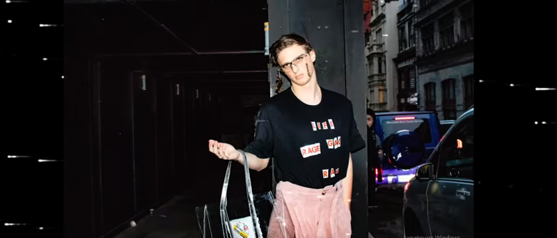 Двух британских пранкеров в аксессуарах из мусора приняли за моделей и пропустили на модный показ Двух британских пранкеров в аксессуарах из мусора приняли за моделей и пропустили на модный показ