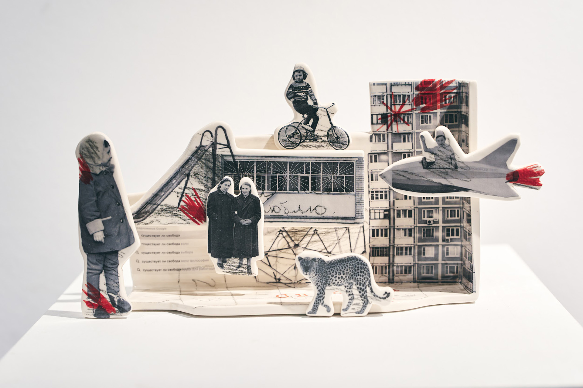 Здесь и далее работы Оксаны Афанасьевой. Объект из серии «Основано на реальных событиях, но не является действительностью»