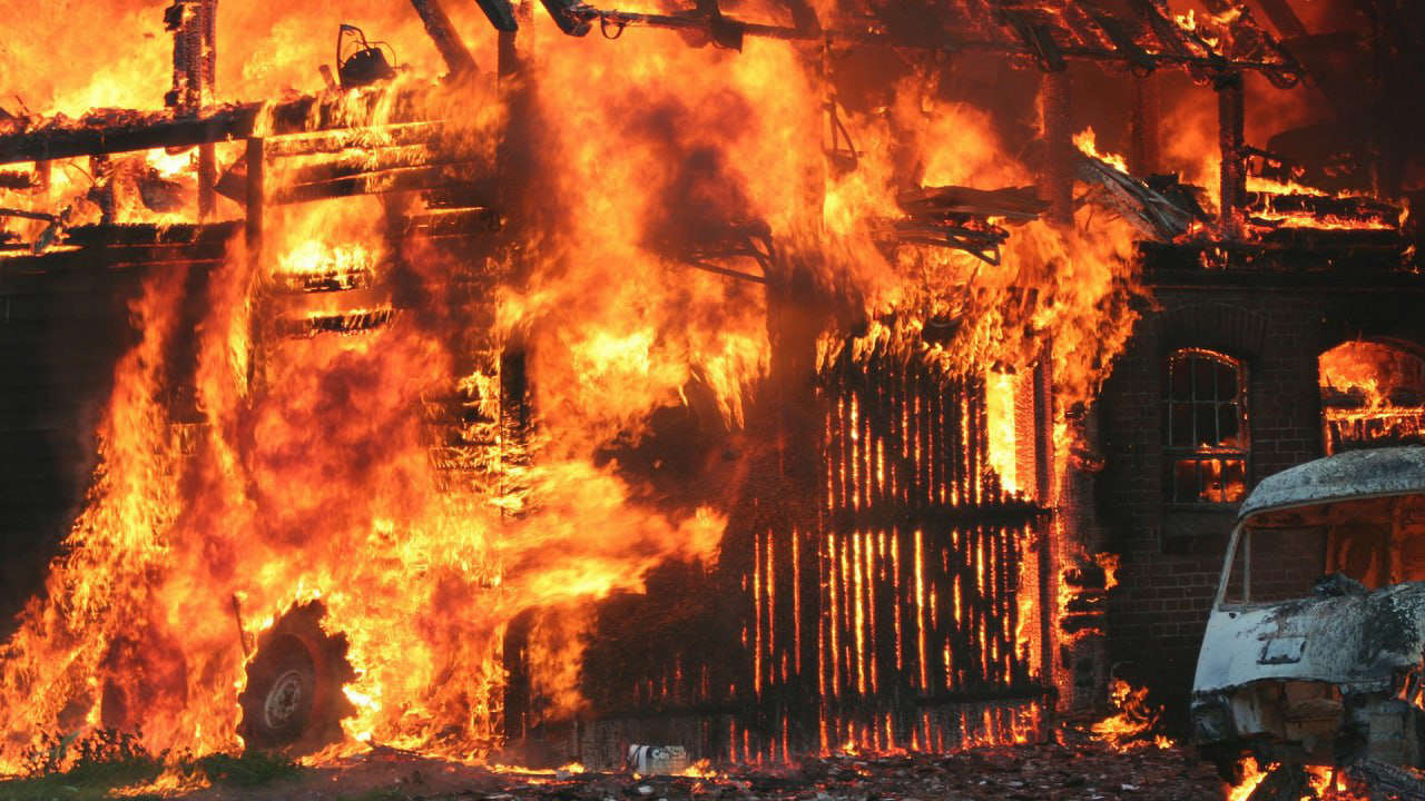 Огонь охватил доходный дом Мещанского общества в центре Петербурга