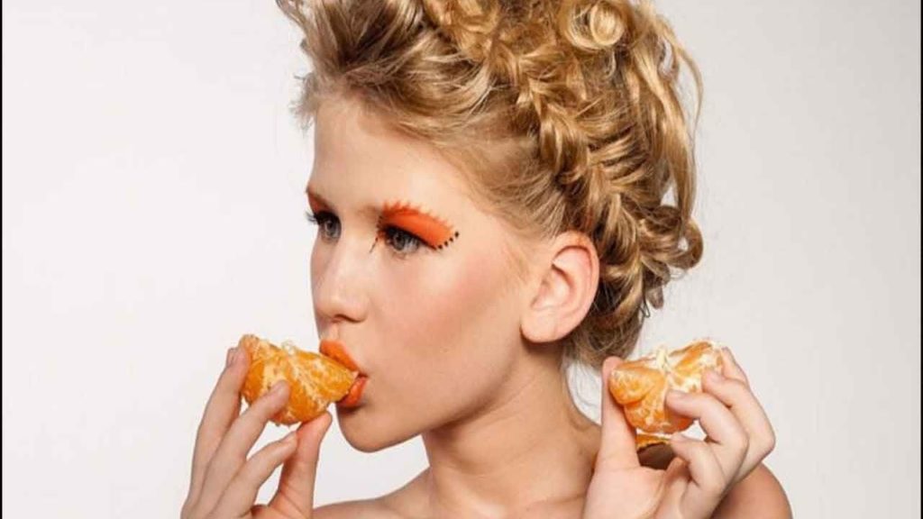 Мандарин на ночь при похудении можно ли. Девушка ест мандарин. Дети едят мандарины. Фото девочек с мандарином во рту. Картина на которой люди едят апельсины.