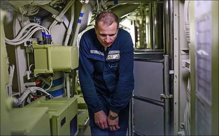 "Россия может иметь свои самые мощные и тихие атомные ударные подводные лодки для постоянного патрулирования у любого побережья США в ближайшие два года", заявил глава Северного командования ВМС США-14