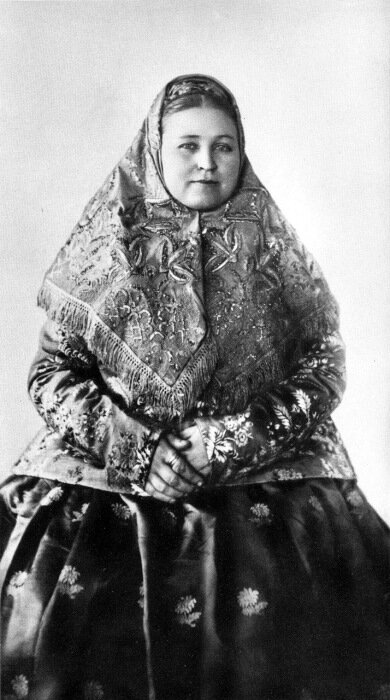 Женщина в нижегородском праздничном костюме, 1900-е