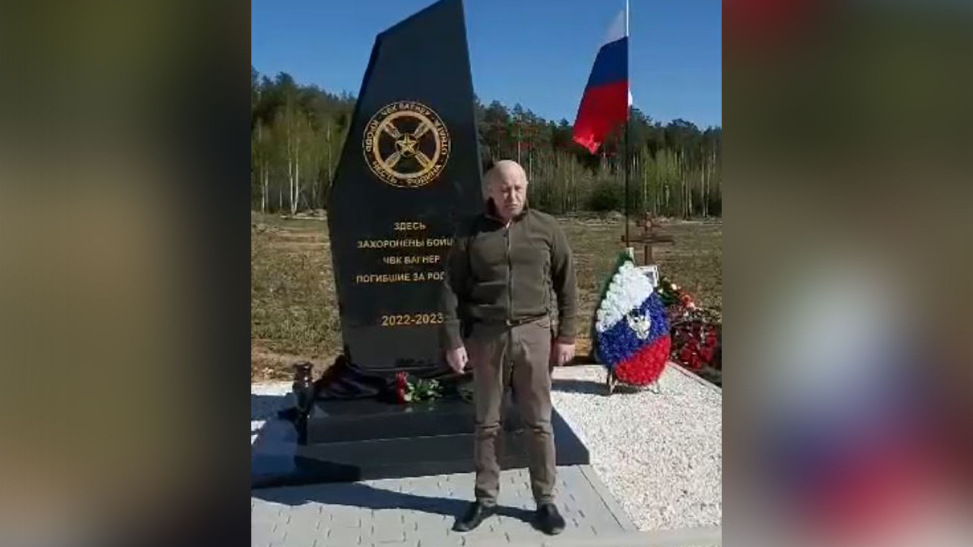 Почему назван чвк вагнера. ЧВК Вагнер Бахмут. Пригожин ЧВК Вагнера. Памятники ЧВК Вагнер бойцам на кладбище.