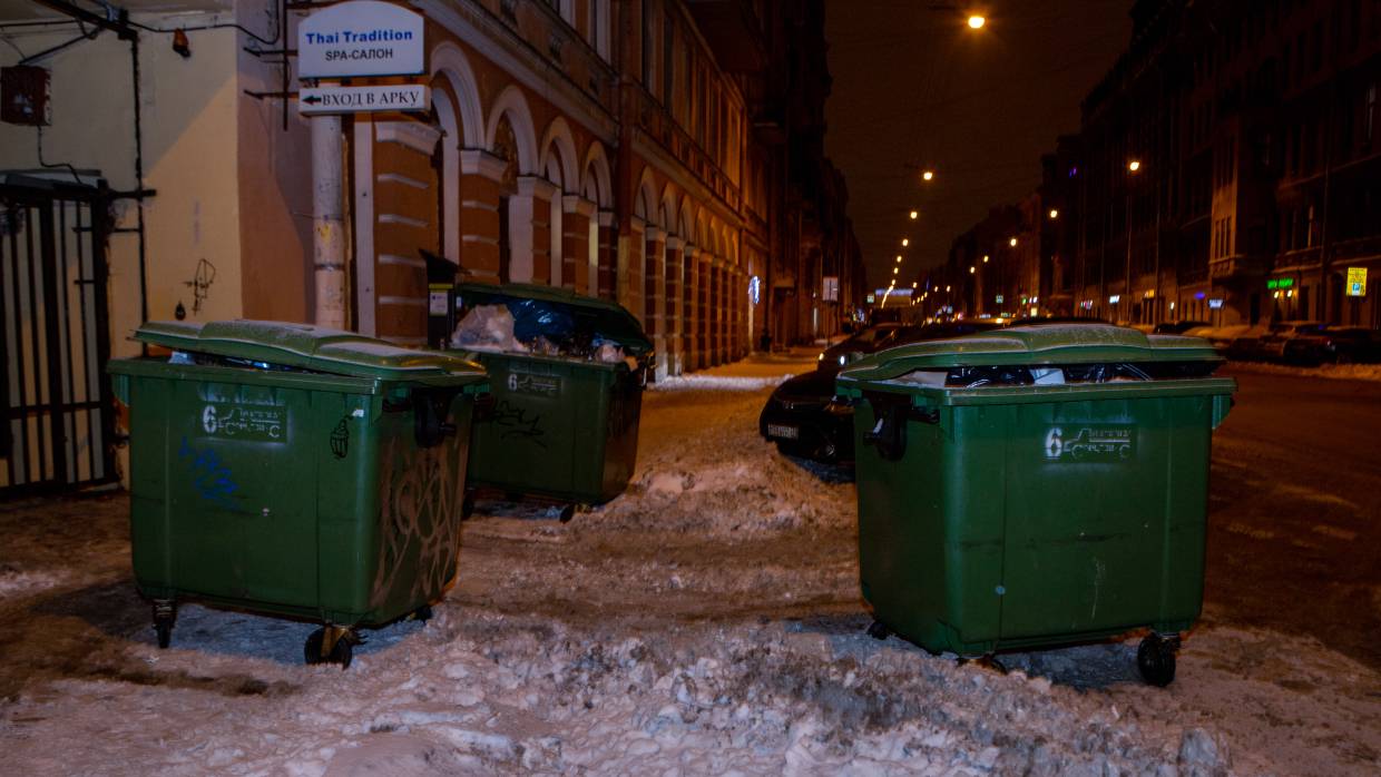 Поспешили с мусорной реформой: кучи невывезенных отходов портят вид Петербурга