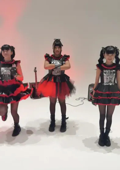 Норт Уэст с подругами в образе Babymetal