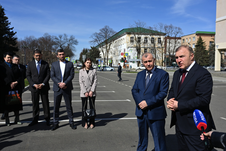 Глава Адыгеи вручил ключи от десяти автомобилей представителям медучреждений Республики