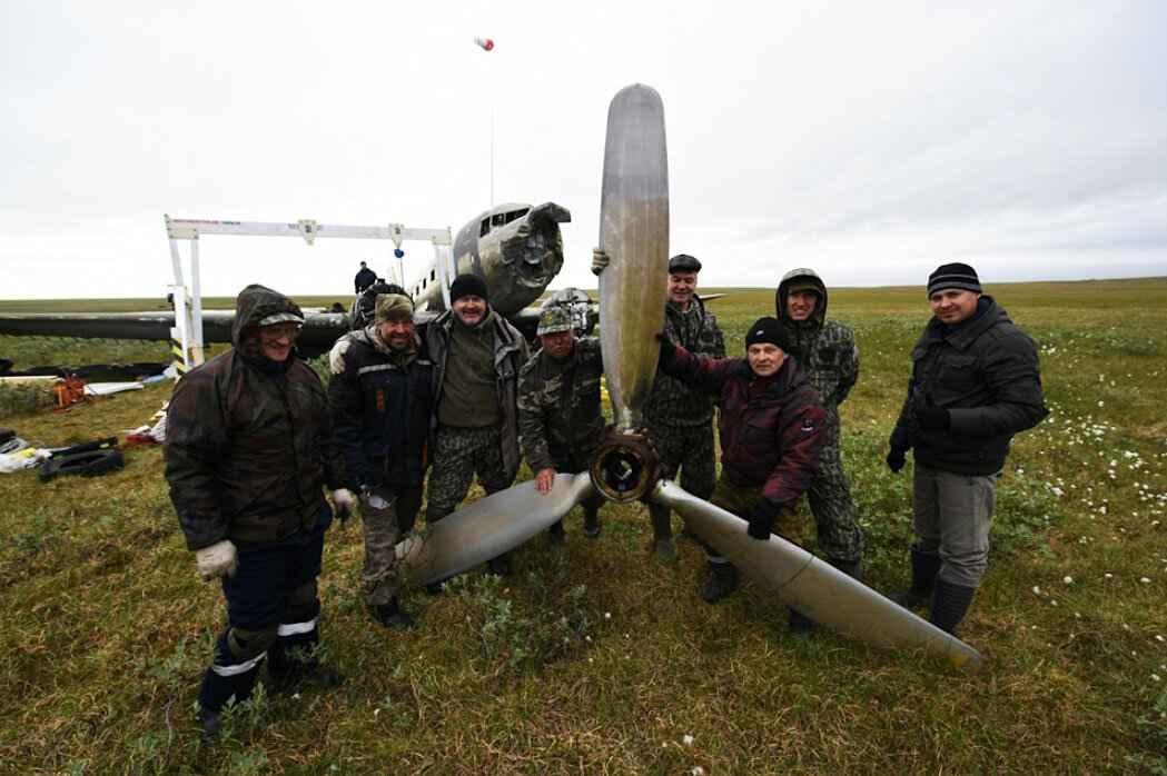 В 1947 году этот самолёт с 30-ю пассажирами на борту рухнул в тундре, спустя 70 лет он был найден. История Дугласа С-47 В 1947 году этот самолёт с 30-ю пассажирами на борту рухнул в тундре, спустя 70 лет он был найден. История Дугласа С-47 история