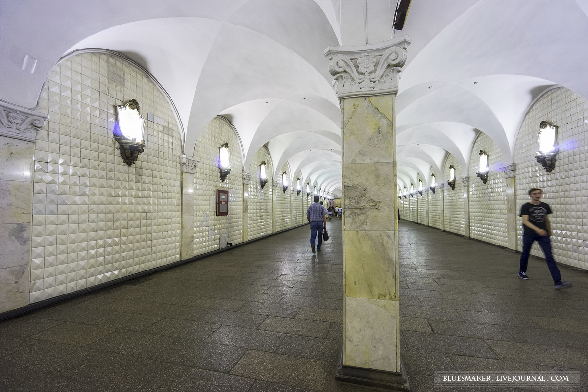 Вход в метро комсомольская фото