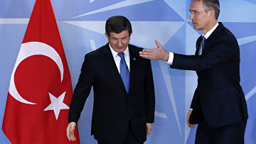 Генеральный секретарь НАТО Йенс Столтенберг приветствует премьер-министра Турции Ахмета Давутоглу на Саммит ЕС-Турция в Брюсселе