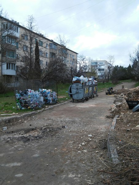 Управляющие компании Севастополя совсем обнагляли: мусор вывозится за угол домов (фото)