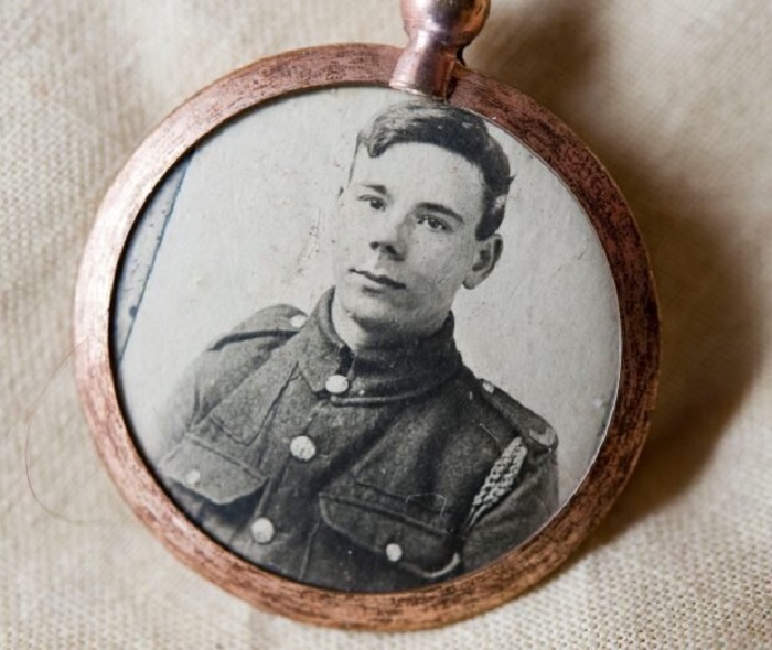 Тед Эмброуз ушел добровольцем на фронт (Медальон 1916 г.). | Фото: bigpicture.ru.