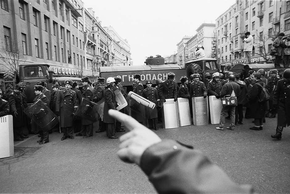 «Пока весь мир следит за войной» «Пока весь мир следит за войной» 90-е
