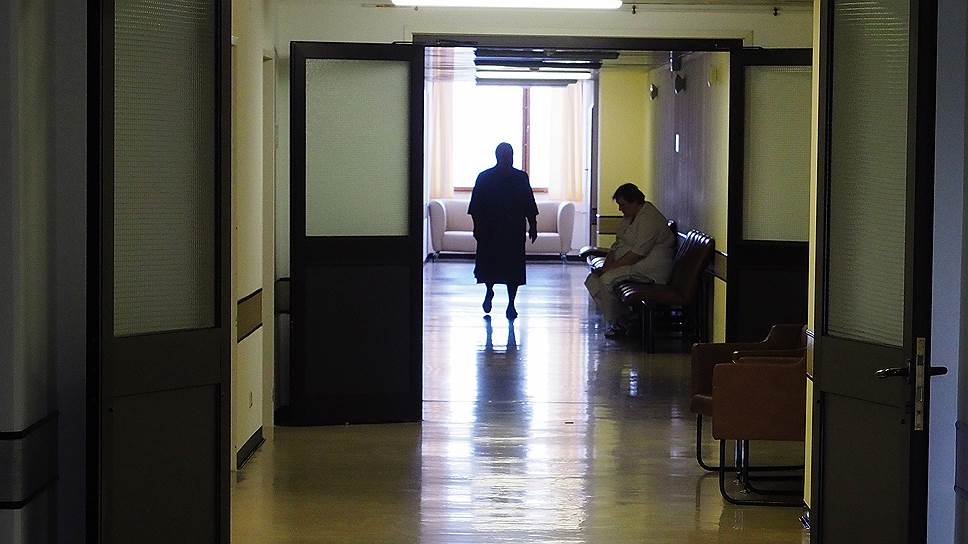 Больница на угличской ярославль. Кировский ковидный госпиталь. Коридор больницы ночью. Поликлиника 8 челябинск на горького. Больница чтз 8 челябинск.