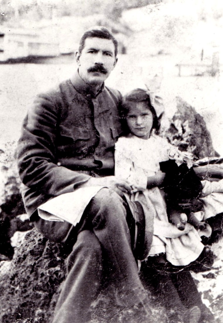 ​И.Г. Пехливанов с дочерью. 1918 год. ru.wikipedia.org - Советская Россия принимает бой | Warspot.ru