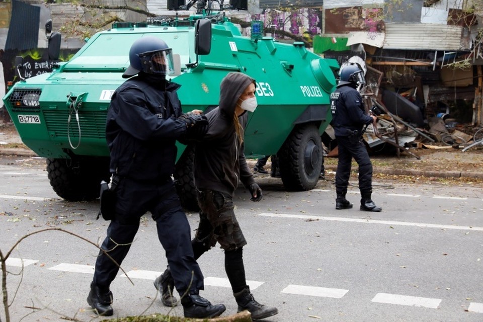 Полиция Берлина выдворила из захваченного дома радикалов, задержаны 50 человек