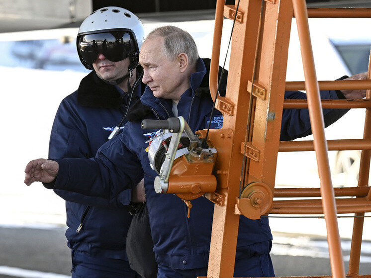 Полёт президента России на ракетоносце Ту-160М состоялся неделю назад, но до сих пор мировые СМИ продолжают обсуждать это событие, высказывая разные версии о том, зачем он это сделал.-4