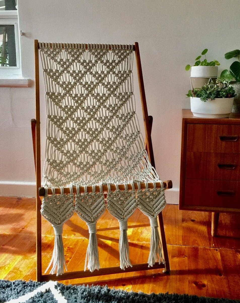 Плетеное кресло и складной стульчик