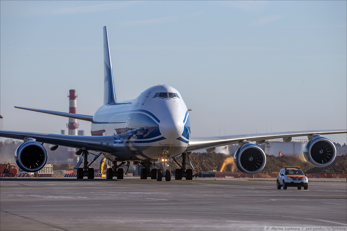 Какой самолет больше. Боинг 747 грузовой. Самый большой самолет Боинг 747. Грузовой самолет Boeing 747. Боинг 747 Шереметьево грузовой.