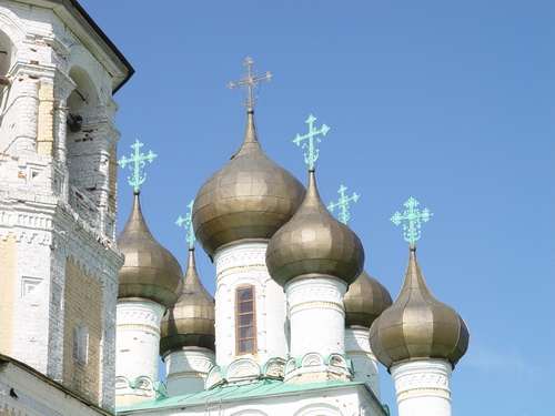 Кресты с полумесяцем на куполах православного храма в окресностях города Холмогоры в Архангельской области.