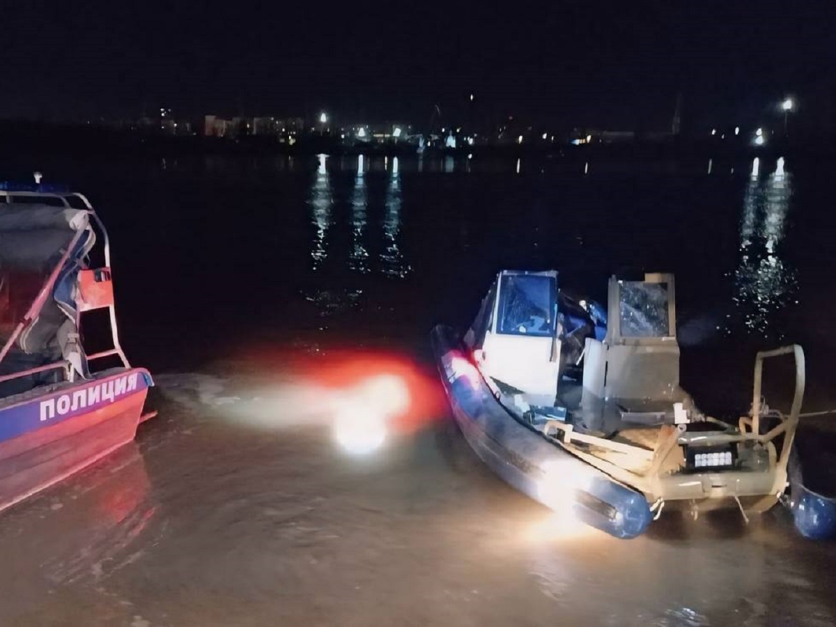Два омича катались на моторной лодке по Иртышу и погибли, врезавшись в причал