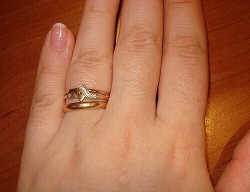 Римляне носили обручальные кольца на безымянном пальце левой руки, потому что думали, что вена в пальце, называемая “Vena Amoris” или “Вена любви", была напрямую связана с сердцем