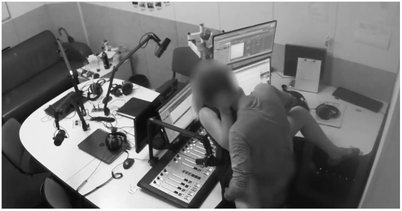 Парочка занялась сексом в студии киевского радио видео, киев, прикол, радиостанция, секс, скандал, украина