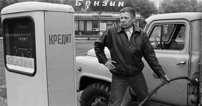 Зачем в СССР бензин подкрашивали в разные цвета, в том числе розовый?