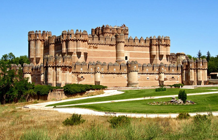 Замок Ла Мота или Кастильо-де-Ла Мота - это реконструированная средневековая крепость, расположенная в городе Медина-дель-Кампо, в провинции Вальядолид, Испания. Она называется так благодаря своему расположению на возвышенном холме Мота.