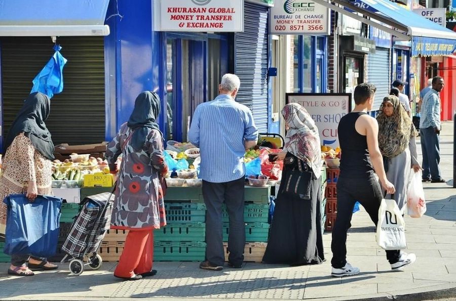 БРИТАНИЯ БЕЗ БРИТАНЦЕВ (КАК ЛОНДОН ПРЕВРАЩАЕТСЯ В ФИЛИАЛ АФРИКИ И АЗИИ). Великобритании, города, Лондона, населения, тысяч, буквально, очень, аэропорт, многие, Саутолл, жителей, можно, сильно, каждый, Индию, которых, здесь, место, поговорить, мусульмане