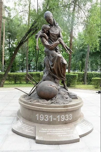 В Алматы открыли памятник жертвам голодомора (фото)