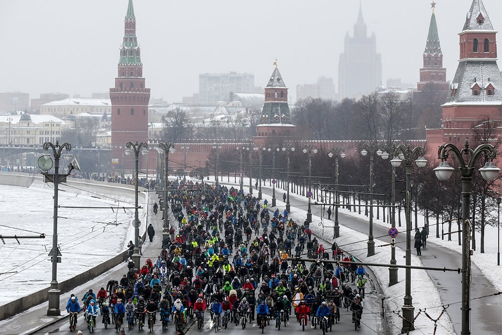 Активности в москве сегодня. Велопарад Москва 2016. Толпа зимой в Москве. Москва сейчас. Люди на улицах Москвы.