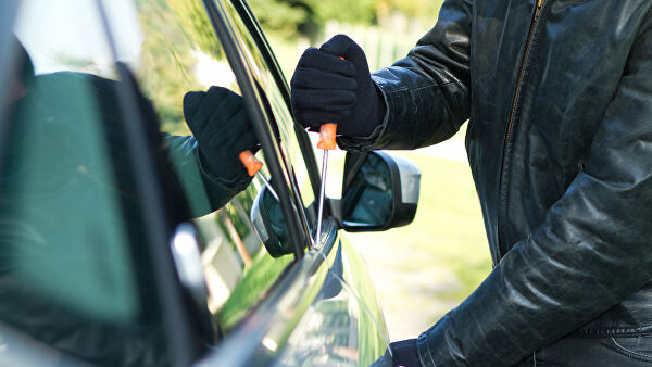 В Черногории россиянина задержали за кражу из автомобиля