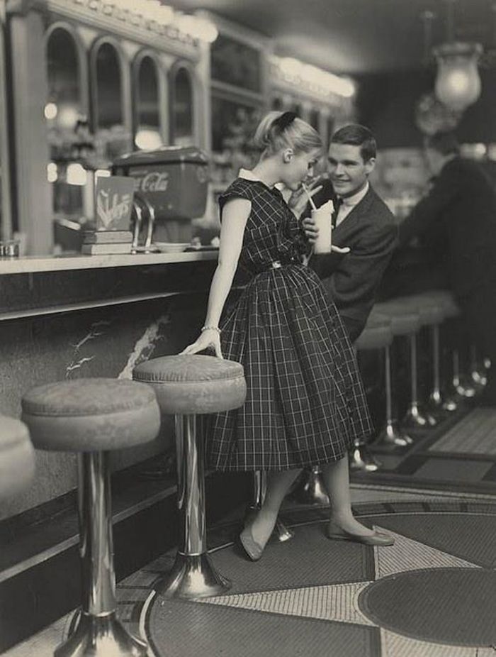 Подростки в кафе (1950-е) .