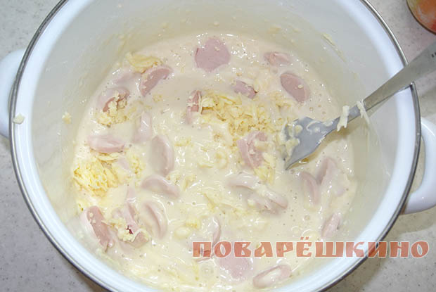 Пирог с сыром и сосисками