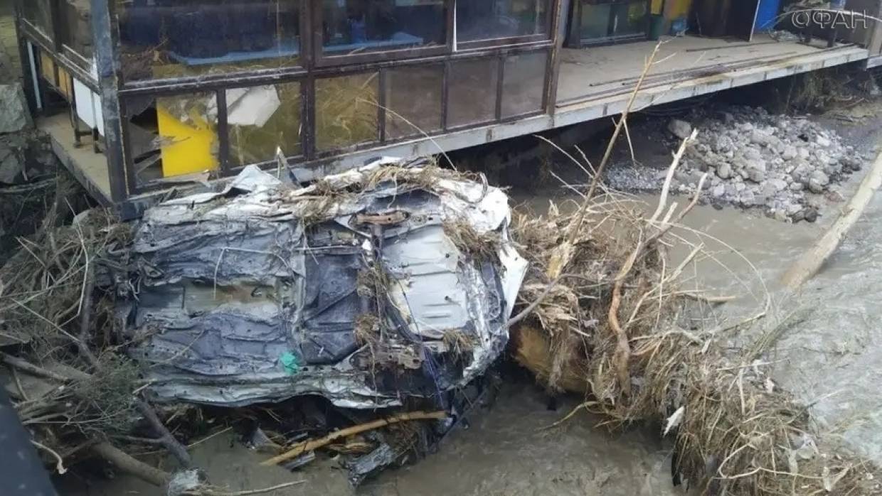 Водитель и пассажир чудом спаслись из затонувшего в реке авто в Крыму