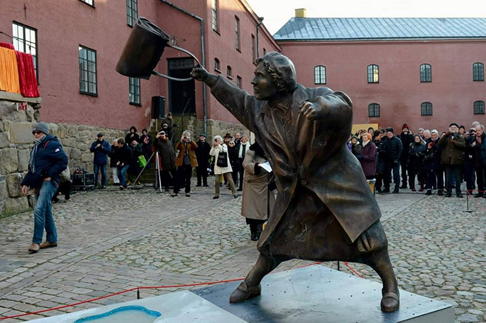 История шведского памятника «Женщина с сумкой»